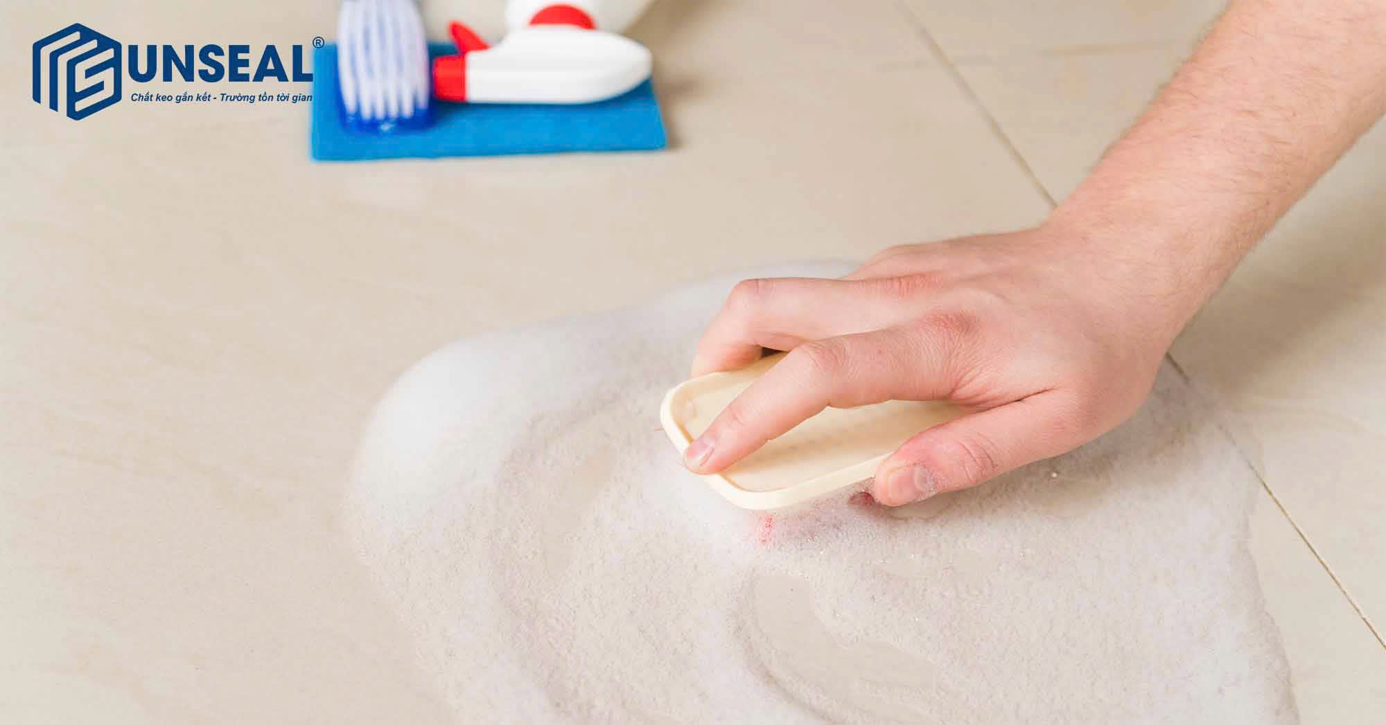 Đối với các bề mặt như kính hoặc gạch men, có thể dùng cồn hoặc dung dịch xà phòng nhẹ.